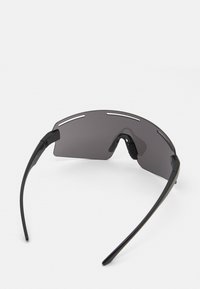 Ochelari de soare cu lentile curbate, de culoare gri închis și rame subțiri negre. Dispune de fante de ventilație în partea de sus a lentilei pentru circulația aerului.