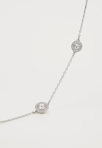 Zilveren ketting met twee ronde, met kristallen versierde pendants met centrale stenen, met een delicate ontwerp en gepolijste afwerking.