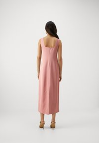 Roosa, lühikeste varrukateta maks Kleid, madala ruudukujulise seljaosa ja sileda materjaliga, sirge lõikega ja peene selja õmblusega.