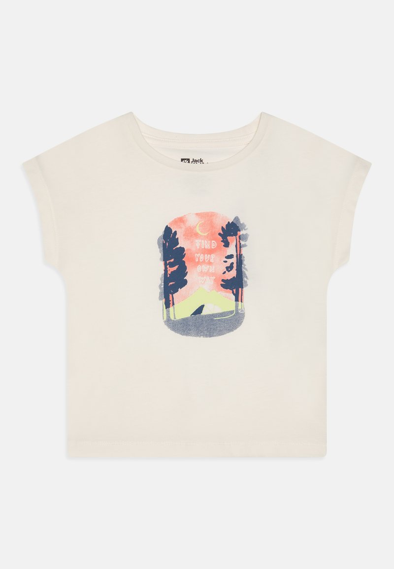 T-shirt de mangas curtas na cor creme com uma ilustração de árvores, uma montanha e o texto "ENCONTRA O TEU PRÓPRIO CAMINHO" em tons de azul e rosa.