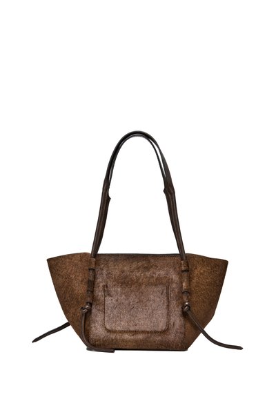 Sac à main marron texturé avec deux anses en cuir, une poche rectangulaire à l'avant et une forme large se rétrécissant vers le haut.
