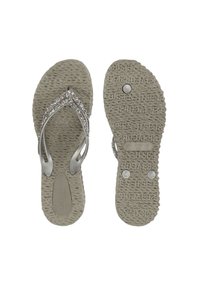 Chanclas grises con brillantes decorativos en las correas, suela de goma texturizada y nombre de marca en relieve. Diseño plano, estilo de punta abierta.