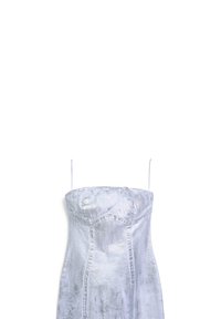 Abito argento senza spalline con un tessuto strutturato e un corsetto strutturato. Presenta una superficie liscia e brillante e una silhouette aderente.