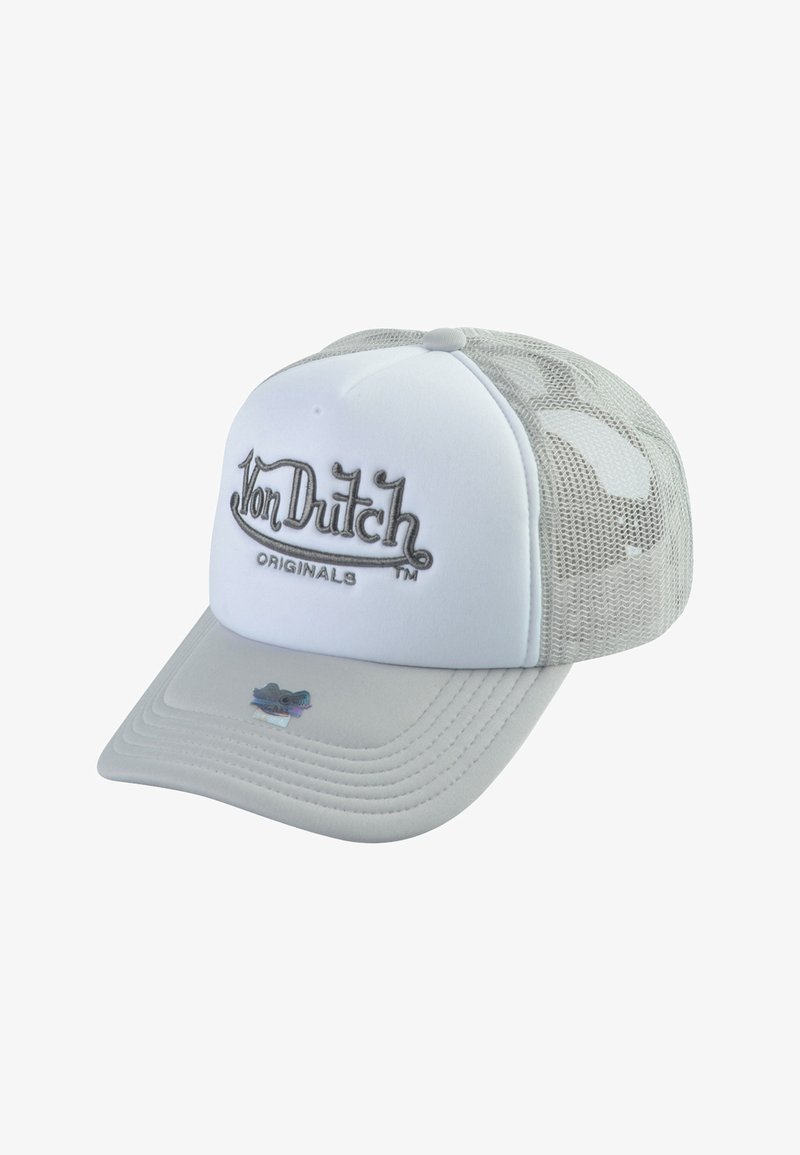 Boné trucker branco e cinza com aba curva, apresentando o logótipo bordado "Von Dutch" e parte traseira de malha para ventilação.