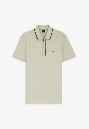 Polo color beige chiaro in tessuto liscio, con colletto a mezza zip, cuciture a contrasto nere e piccolo logo ricamato sul davanti.
