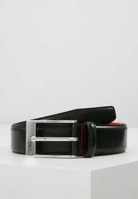 Cinturón de cuero negro con un acabado brillante, hebilla de metal plateado, detalles de costura roja y un diseño de hebilla rectangular.