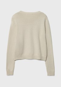 Beżowy sweter o skróconym kroju, z prążkowanym dołem i długimi rękawami. Wykonany z miękkiej, teksturowanej dzianiny. Prosty okrągły dekolt.