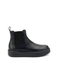 Botín de cuero negro con paneles laterales elásticos, puntera redonda y suela de goma gruesa. Presenta una tira en la parte trasera para facilitar su colocación.