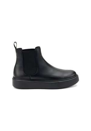 Stivale ankle in pelle nera con pannelli elasticizzati laterali, punta rotonda e suola in gomma spessa. Presenta un pratico passante sul retro.