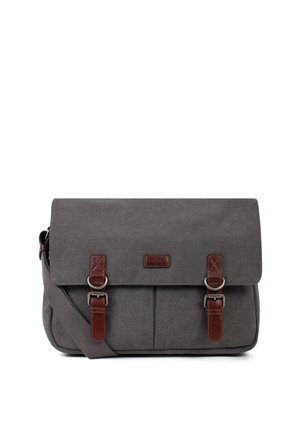 Sac messager en tissu gris avec des sangles en cuir marron avec boucle et une bandoulière réglable, vue de face sur fond blanc.