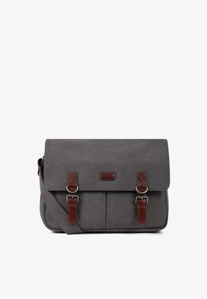 Sac messager en tissu gris avec des sangles en cuir marron avec boucle et une bandoulière réglable, vue de face sur fond blanc.