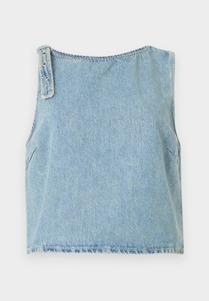 Ανοιχτό μπλε denim αμάνικo τοπ με ένα μοναδικό λουράκι στον αριστερό ώμο, που διαθέτει τρία μεταλλικά κρικάκια, εμφανίζεται πάνω σε λευκό φόντο.