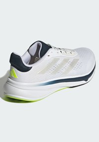 adidas Performance RESPONSE SUPER - Zapatillas running asfalto - cloud white metalic   lucid lemon