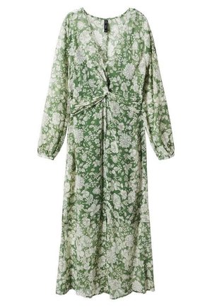 Robe midi fleurie verte à manches longues, fente avant et taille nouée, portée avec des bottines noires à bout pointu sur un sol neutre.