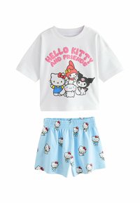 Biała koszulka z krótkim rękawem z kolorową grafiką "Hello Kitty i Przyjaciele"; zestawiona z niebieskimi szortami z powtarzającym się wzorem Hello Kitty.