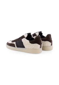 Bruine suède sneakers met een witte textuurpaneel, zwarte accenten en een crèmekleurige rubberen zool. Het ontwerp omvat veters en gevoerde randen.
