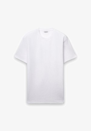 Weißes Baumwoll-T-Shirt mit kurzen Ärmeln, rundem Ausschnitt, glatter Textur und einem Etikett im Nackeninneren. Keine Muster oder Akzente sichtbar.