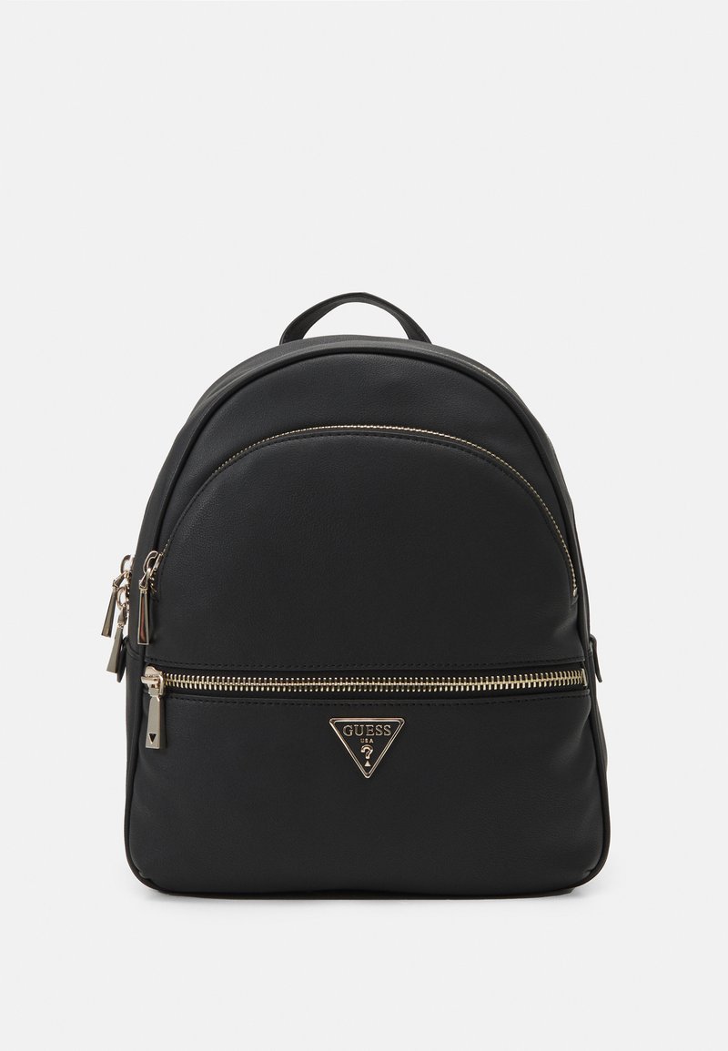 Zaino in ecopelle nera con zip e dettagli metallici dorati. Presenta un logo triangolare sulla parte anteriore e una maniglia di trasporto superiore.