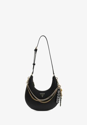 Sac à main en cuir noir avec un design courbé, des accents en chaîne dorée et un écusson logo. Comprend une bandoulière réglable et un porte-clés décoratif.