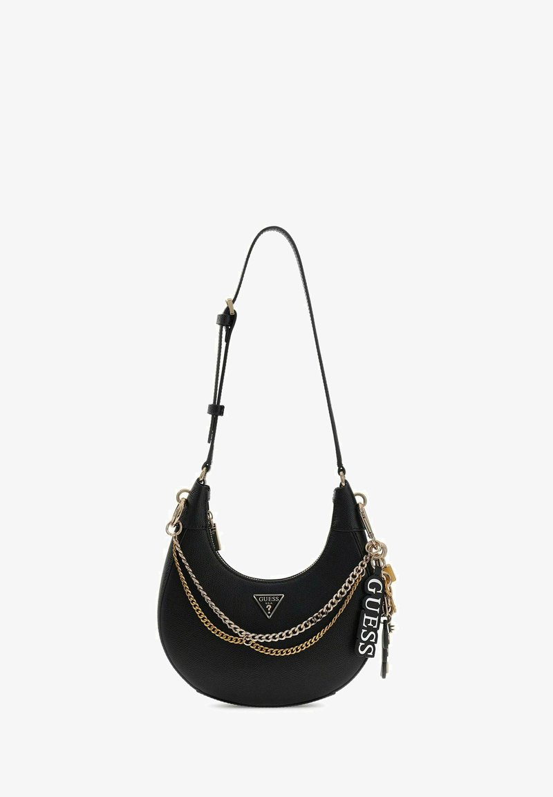 Sac à main en cuir noir avec un design courbé, des accents en chaîne dorée et un écusson logo. Comprend une bandoulière réglable et un porte-clés décoratif.