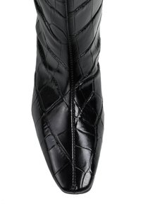 Czarne skórzane botki za kostkę z ostrym noskiem, o fakturze skóry krokodyla, z przeszyciami i gładkim, błyszczącym wykończeniem.