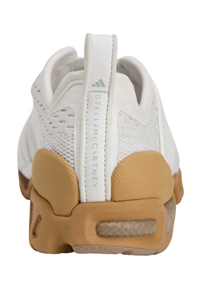 Witte sportschoen met een gestructureerd bovenwerk, meshpanelen en een zool van gum rubber. Voorzien van een trekkoord en merklogo op de hiel.