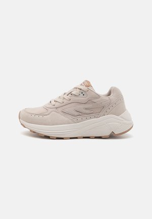 Beige színű utcai cipők velúr és hálós anyagból, párnázott bokarész, fűzhető elülső rész és mintázott gumitalp jellemzi. Diszkrét logós részlet.