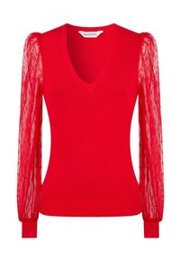 Pull en maille rouge avec un col en V, présentant des manches bouffantes en dentelle transparente. Poignets et ourlet côtelés ajoutant texture et forme.