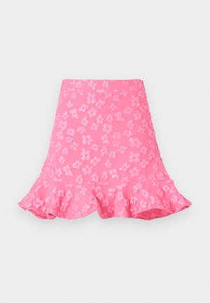 Falda rosa de corte acampanado que presenta patrones florales en relieve, un dobladillo con volantes y una textura suave. Longitud por encima de la rodilla con una cinturilla ajustada.