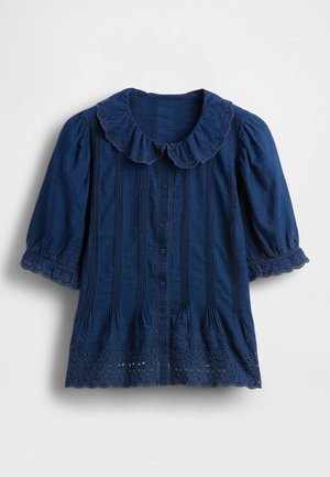 Blusa blu navy con colletto rotondo in pizzo, maniche corte a sbuffo, pieghe verticali e orlo con bordatura a occhiello. Chiusura frontale con bottoni.