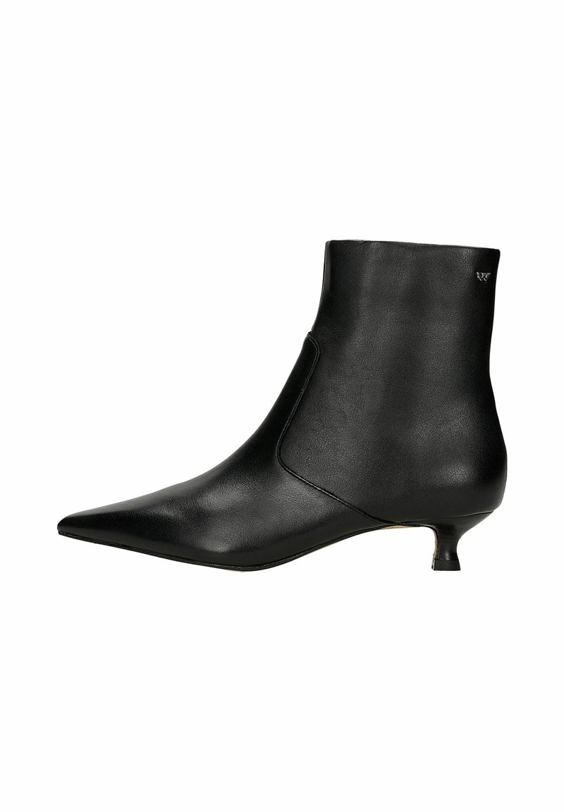 Bottine en cuir noir avec bout pointu et petit talon kitten, texture lisse, détail de couture latérale et petit logo près du bord supérieur.