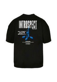 Juodas medvilninis marškinėlis su ryškiais baltais ir mėlynais grafikos elementais. Nugaros pusėje pateikta užrašas "INTROSPECT Yourself" ir įvairūs tekstiniai elementai bei raštai.