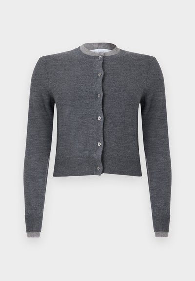 Cardigan gris raccourci avec un col rond, fermeture à boutons, poignets côtelés et une finition texturée. Doté d'accents contrastants gris clair.