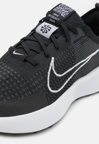 Nike Performance INTERACT RUN - Chaussures de running - black/white/anthracite