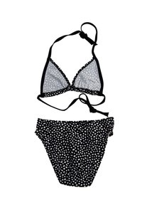 Czarny zestaw bikini z trójkątnym stanikiem w białe kropki i czarnym wykończeniem, oraz dopasowanymi majtkami z niskim stanem o podobnym wzorze.