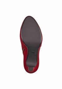 Scarpa in suede rosso con punta arrotondata e suola in gomma nera. Presenta una cerniera laterale e un sottile dettaglio di cucitura lungo la tomaia. Taglia 37.