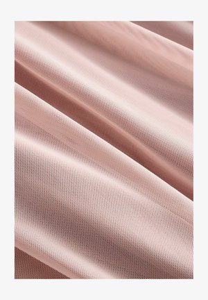 Lys rosa netstof med en tekstureret, åndbar overflade, der har et fint, åbent vævemønster, hvilket skaber et blødt udseende.