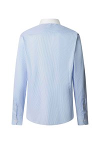 Hellblaues, langärmeliges Hemd mit feinen vertikalen Streifen und weißem Kragen, von hinten betrachtet.