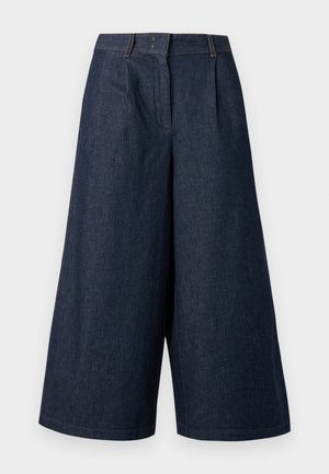 Culottes en denim bleu foncé à jambes larges avec plis devant et passants de ceinture, longueur du genou au mollet, présentés sur un fond clair.
