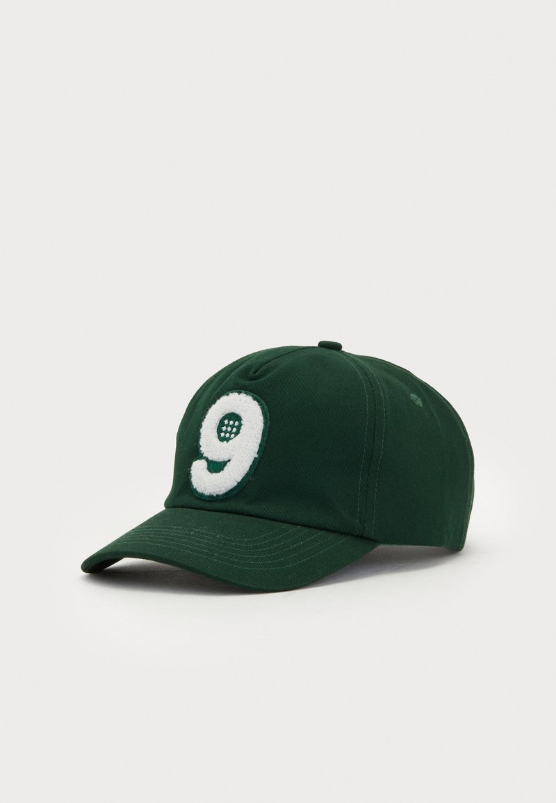 Grønn bomull baseball caps med et mykt hvitt nummer "9" design foran, med en buet brem og justerbar stropp bak.