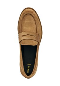 Mocassins en daim de couleur tan, présentant une texture lisse, un bout arrondi, des coutures décoratives et une doublure intérieure noire avec le nom de la marque "GEOX."
