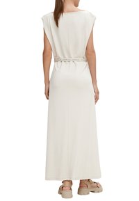Maxi dress beige chiaro realizzato in morbido tessuto, con scollatura ampia, maniche a kimono e vita regolabile con cordino dotato di un dettaglio di marca.