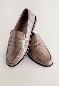 Lacklederschuhe im hellen Pink. Klassisches Design mit einem Vordersteg und subtilen Nähte-Details. Schwarze Gummisohle. Glatte Textur.