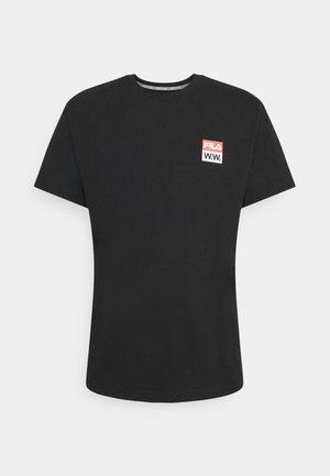 Sort bomulds T-shirt med korte ærmer, der har et hvidt og rødt rektangulært FILA-logo og "W.W." tekst på venstre brystområde.