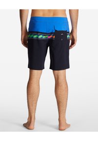 Męskie szorty kąpielowe z niebieską talią i granatowym korpusem. Posiadają kolorowy wzór fal na plecach oraz kieszeń z tyłu.