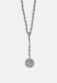 Collier de chapelet en argent avec des perles, orné d'une médaille ronde présentant une croix sur un fond texturé, suspendue au centre.