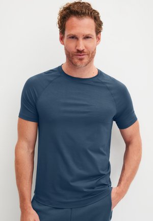 Maglietta sportiva da uomo a maniche corte di colore blu navy, realizzata in tessuto liscio con design aderente e scollo rotondo, caratterizzata da maniche a raglan.