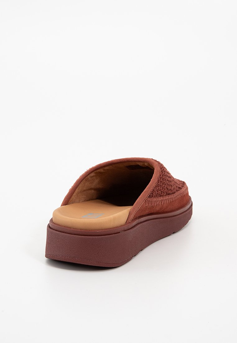 Brąsandale slip-on w kolorze brązowym z otwartym tyłem, z plecioną cholewką i grubą podeszwą, przedstawione z tyłu pod kątem na białym tle.