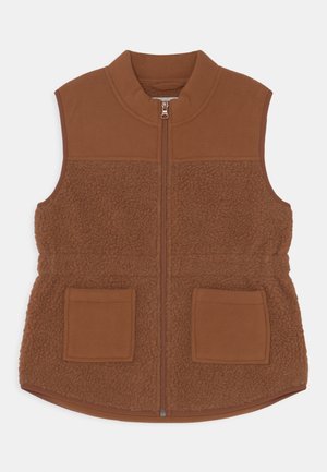 Braune Fleeceweste mit hohem Kragen, Reißverschluss vorne und zwei aufgesetzten Taschen. Der Stoff hat eine strukturierte, flauschige Oberfläche und glatte Abschlüsse.