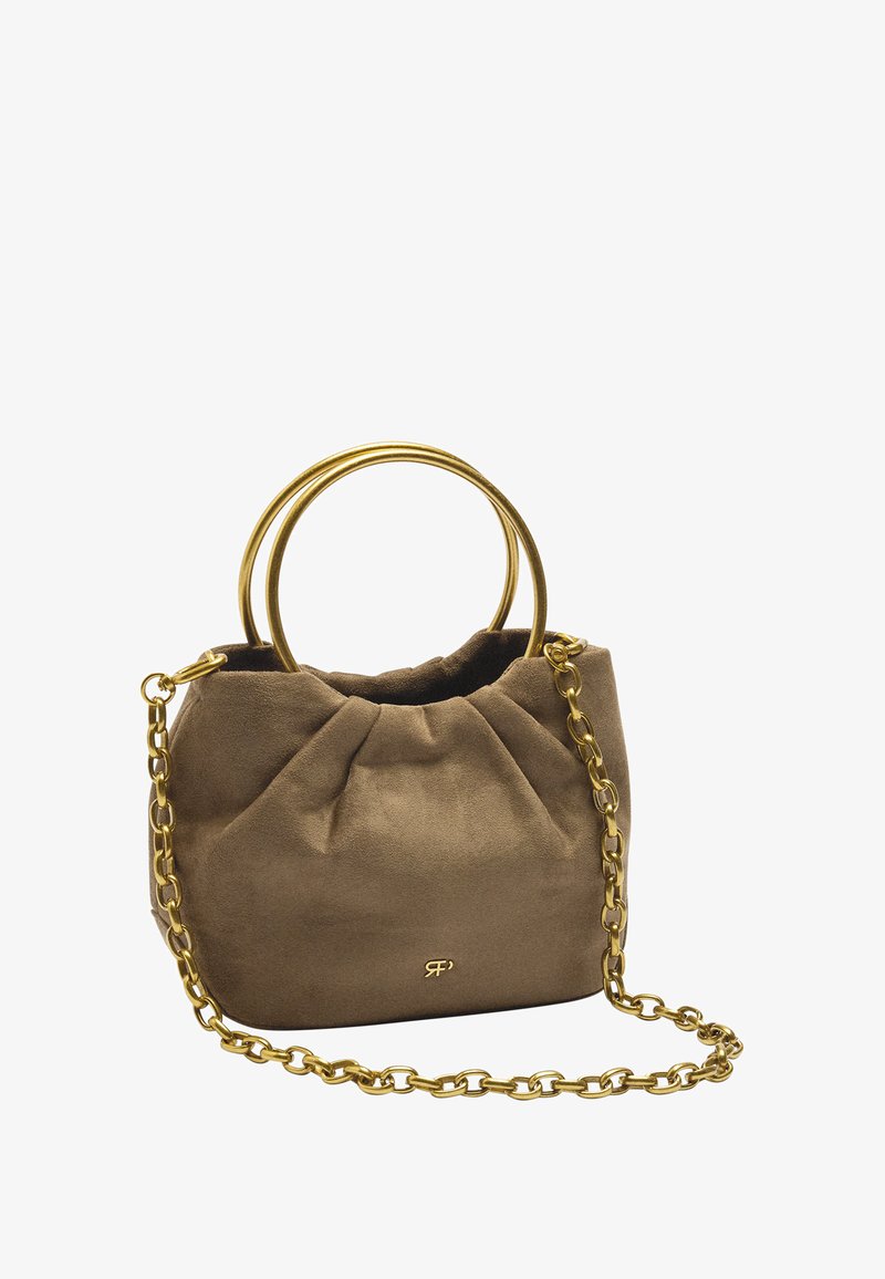 Brązowa torebka zamszowa o marszczonym wzorze, ze złotym łańcuszkiem i dwoma okrągłymi metalowymi uchwytami. Posiada logo z przodu.